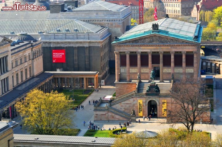 Immagine Fotografia aerea dell''isola dei musei di Berlino che include anche il Pergamonmuseum - © Lucian Milasan / Shutterstock.com