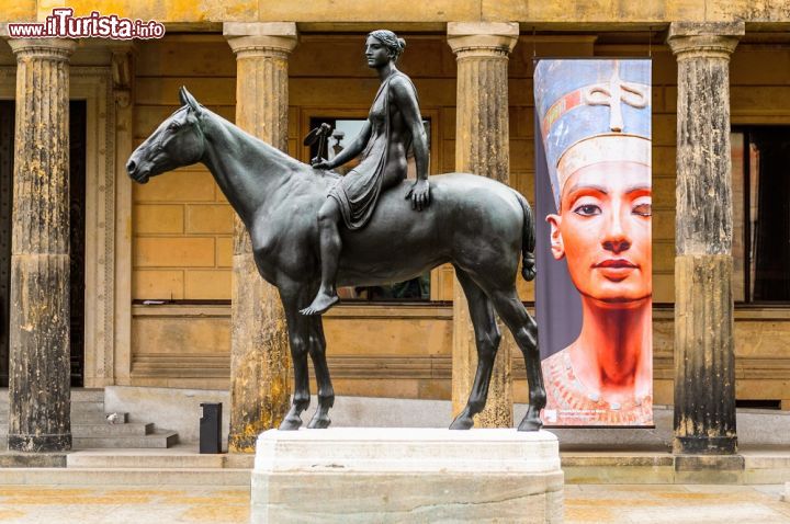 Immagine Statua sull'Isola dei musei a Berlino, a fianco del Pergamonmuseum - © Anton_Ivanov / Shutterstock.com