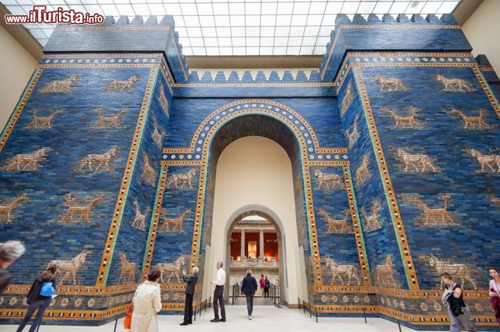 Immagine La magica imponenza ed eleganza della porta di Ishtar di Babilonia, riassemblata al Museo Pergamo di Berlino - © pio3 / Shutterstock.com