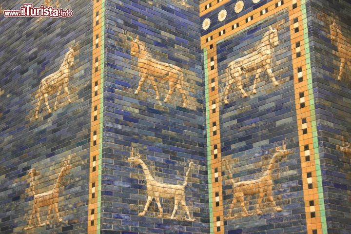 Immagine Mura dell'antica città di Babilonia, ricostruite al Pergamon Museum di Berlino - © mary416 / Shutterstock.com