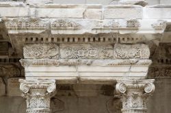 il dettaglio della facciata dell'Altare di Pergamo, uno dei pezzi forte del museo archeologico di Berlino - © kerenby / Shutterstock.com
