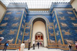 La magica imponenza ed eleganza della porta di Ishtar di Babilonia, riassemblata al Museo Pergamo di Berlino - © pio3 / Shutterstock.com 