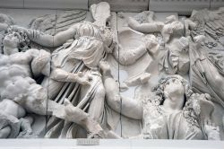 Dettaglio delle sculture sull'Altare di Pergamo a Berlino - jbor / Shutterstock.com