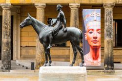 Statua sull'Isola dei musei a Berlino, a fianco del Pergamonmuseum - © Anton_Ivanov / Shutterstock.com 