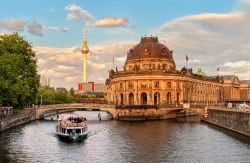 Si chiama Museuminsel ed l'isola dei musei di Berlino: sullo sfondo a destra il Pergamonmuseum - © Boris Stroujko / Shutterstock.com