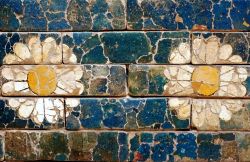 Particolare della Porta di Ischtar di Babilonia, custodita all'interno dela museo Pergamo di Berlino - © EQRoy / Shutterstock.com 