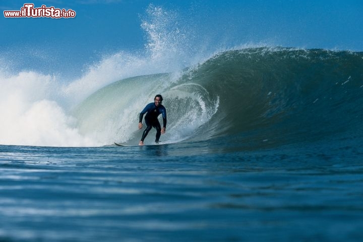 Surf a Playa Lobitos (Piura) © Gonzalo Barandiarán / PromPerú