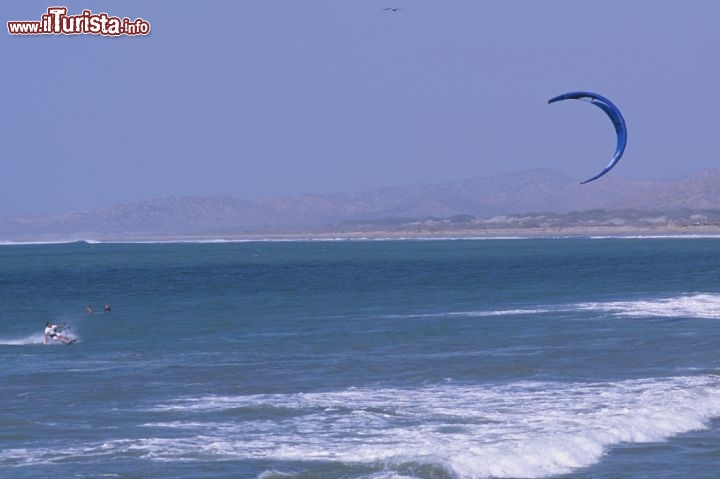 KiteSurf a Mncora, Piura  Walter Hupi / PromPer