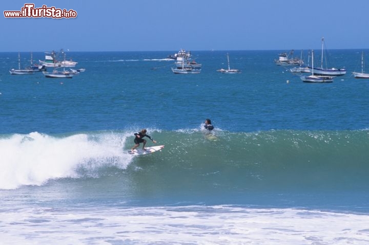 Surf a Cabo Blanco, Piura. © Walter Hupiú / PromPerú