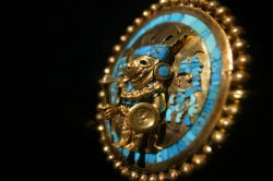 Orecchino d'oro: Tomba Reale Museo Sipan, Lambayeque. ...