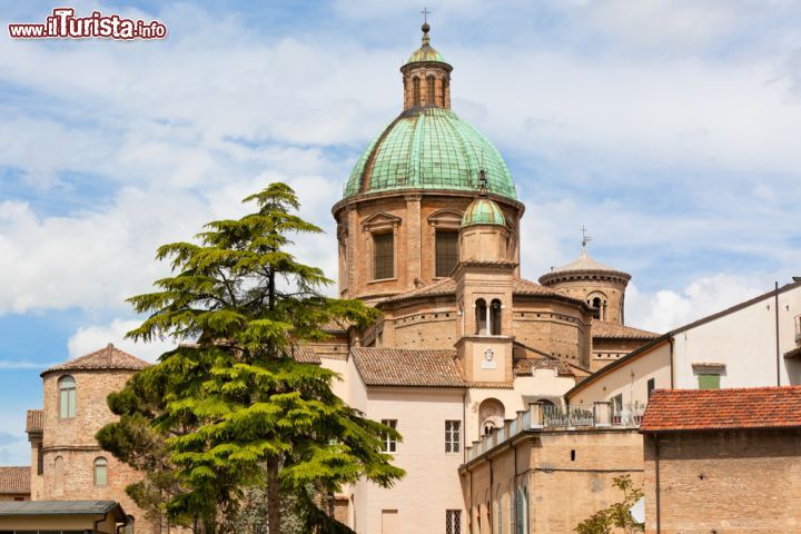 Immagine La cupola e il complesso della Basilica Ursiana, ovvero il Duomo di Ravenna - © dvoevnore / Shutterstock.com