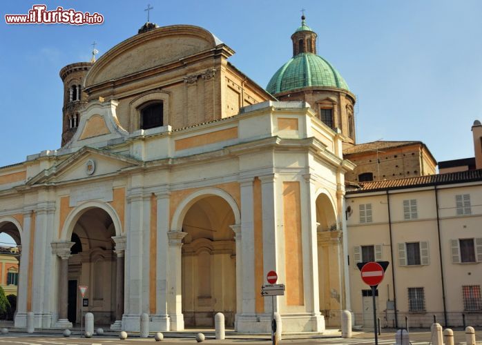 Immagine La facciata barocca della Cattedrale di Ravenna - © claudio zaccherini / Shutterstock.com