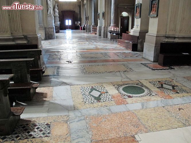 Immagine Il pavimento di una navata laterale all'interno del Duomo di Ravenna - © Sailko - CC BY-SA 3.0 - Wikimedia Commons.