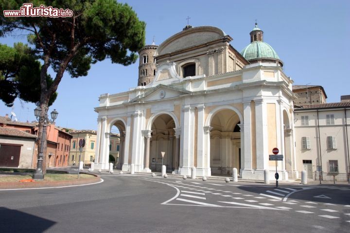 Immagine La piazza del Duomo e il complesso barocco della Cattedrale della Resurrezione di Nostro Signore Gesù Cristo a Ravenna - © Luca Grandinetti / Shutterstock.com