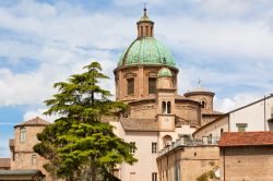La cupola e il complesso della Basilica Ursiana, ovvero il Duomo di Ravenna - © dvoevnore / Shutterstock.com