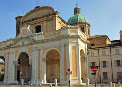 La facciata barocca della Cattedrale di Ravenna - © claudio zaccherini / Shutterstock.com