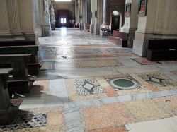 Il pavimento di una navata laterale all'interno del Duomo di Ravenna - © Sailko - CC BY-SA 3.0 - Wikimedia Commons.