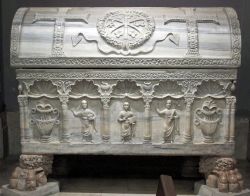 All'interno della cappella della Madonna del Sudore, nel Duomo di Ravenna, troviamo il sarcofago di san Barbaziano del V secolo - © Sailko - CC BY-SA 3.0 - Wikimedia ...