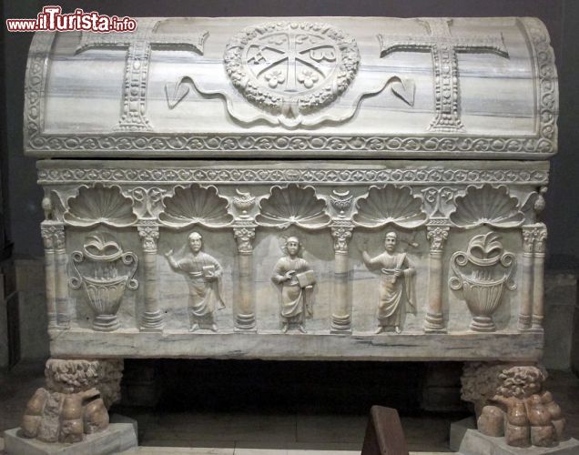 Immagine All'interno della cappella della Madonna del Sudore, nel Duomo di Ravenna, troviamo il sarcofago di san Barbaziano del V secolo - © Sailko - CC BY-SA 3.0 - Wikimedia Commons.