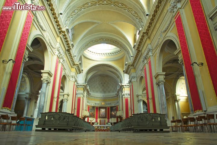Immagine La navata centrale del Duomo di Ravenna. La Basilica Ursiana è la sede vescovile, non è una delle chiese storiche della città: venne eretta nel 18° secolo in stile barocco - © claudio zaccherini / Shutterstock.com