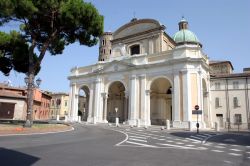 La piazza del Duomo e il complesso barocco della Cattedrale della Resurrezione di Nostro Signore Gesù Cristo a Ravenna - © Luca Grandinetti / Shutterstock.com