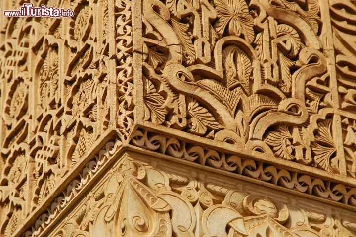 Immagine Una colonna splendidamente intarsiata: ci troviamo negli ambienti perfettamente conservati delle Tombe Saadiane, nel centro di Marrakech - © Arjan Huijzer / Shutterstock.com