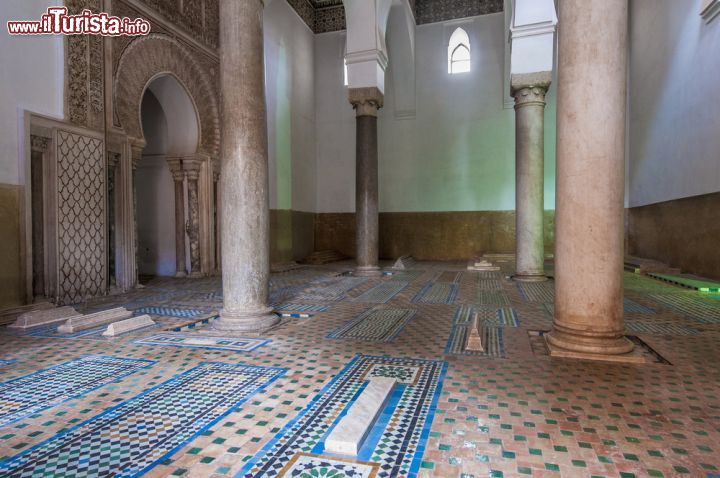 Immagine Interno delle tombe saadiane, che si trovano non distanti dal centro della Medina di marrakech - © Anibal Trejo / Shutterstock.com