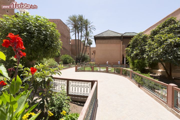 Immagine La visita dei giardini delle Tombe Sa'diane di Marrakech (Marocco) - © posztos / Shutterstock.com