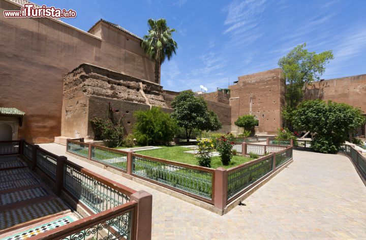 Immagine Uno dei tour imperdibili a Marrakech è quello che conduce alle Tombe Saadiane, riscoperte durante la dominazione francese nel 1917 e divenute una delle attrazioni più interessanti e particolari del Marocco - © posztos / Shutterstock.com