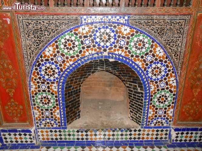 Immagine Particolare delle decorazioni in ceramica delle Tombe saadiane - © alarico / Shutterstock.com