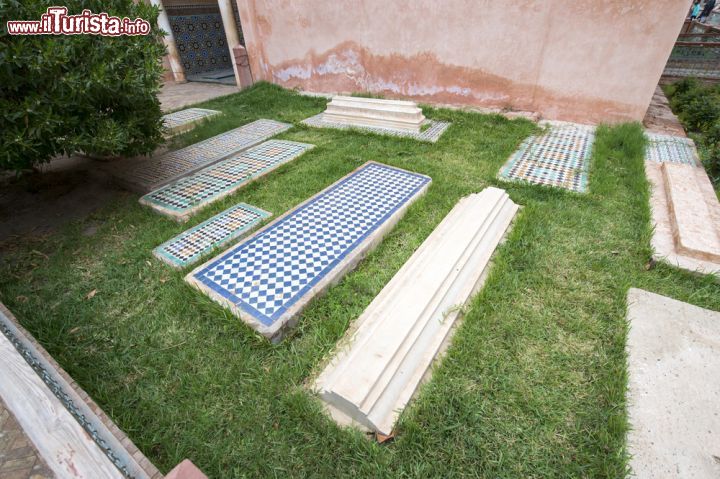 Immagine Le tombe nel giardino all'interno del complesso delle Tombeaux Saadiens a Marrakech - © The Visual Explorer / Shutterstock.com
