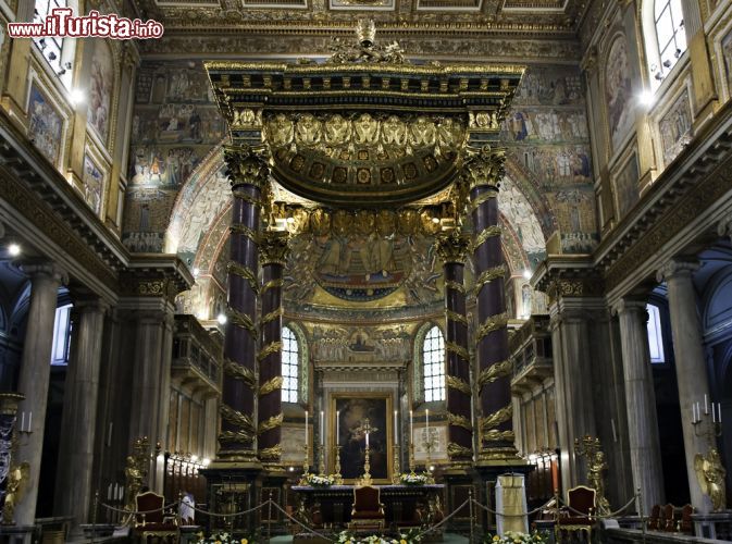 Immagine Altare e baldacchino all'interno della Basilica Santa Maria Maggiore a Roma - © Circumnavigation / Shutterstock.com