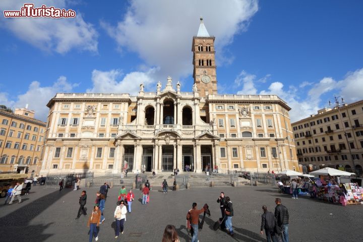 Immagine La più antica basilica della cristianità è la chiesa di Santa Maria Maggiore a Roma, che vanta anche il primato del campanile più alto dell'Urbe, che tocca i 75 metri di altezza - © Tupungato / Shutterstock.com