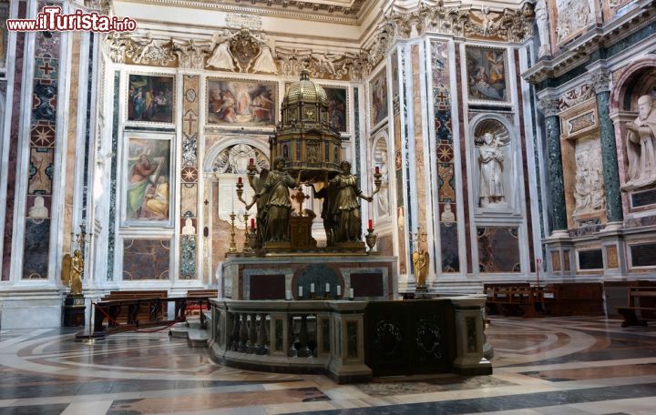 Immagine La ricca Cappella Sistina, con al centro il tabernacolo barocco del Ricci, è una delle attrazioni principali della Basilica di Santa Maria maggiore a Roma - © marcovarro / Shutterstock.com