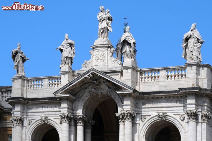 Immagine Un dettaglio delle statue che coronano la facciata della Basilica di Santa maria maggiore a Roma - © vicspacewalker  / Shutterstock.com