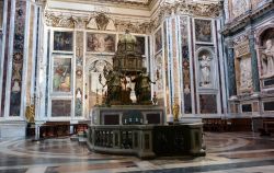 La ricca Cappella Sistina, con al centro il tabernacolo ...