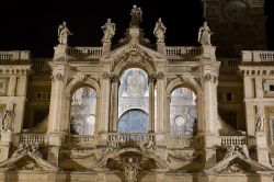 Una fotografia notturna della facciata della Chiesa di Santa Maria maggiore a Roma, una delle quattro basiliche della città capitolina - © Andrei Rybachuk / Shutterstock.com