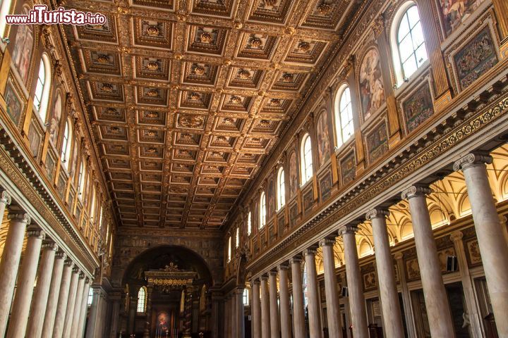 Immagine La grande navata centrale e il magnifico soffitto a cassettoni della chiesa di Santa Maria maggiore di Roma - © Matyas Rehak / Shutterstock.com