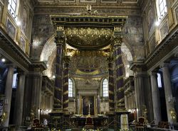 Altare e baldacchino all'interno della Basilica Santa Maria Maggiore a Roma - © Circumnavigation / Shutterstock.com