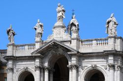 Un dettaglio delle statue che coronano la facciata della Basilica di Santa maria maggiore a Roma - © vicspacewalker  / Shutterstock.com