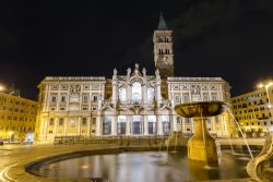 Piazza Santa Maria Maggiore prende il nome dall'omonima basilica paleocristiana, la più antica della capitale e del mondo intero. Qui la vediamo immortalata in una fotografia notturna ...