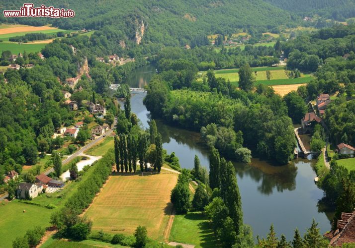 La vallée du Lot (Aveyron) - Sono sette i villaggi che costellano la dolce vallata sul fiume Lot, affluente della Garonne, situata nel dipartimento dell'Aveyron. Famose sono le vigne che circondano il comune di Cahors, delizioso il villaggio di Saint-Cirq-Lapopie, da visitare la città medievale di Puy-l'Évêque, collocata nel cuore del vigneto. Da non perdere è il castello di Cénevières, la fortezza di Cahors e il palazzo rinascimentale di Figeac. Per non parlare dei Saint- Santin, due villaggi speculari ma distinti, anche nel nome, Saint-Santin-de-Maurs nel cantone di Cantal e Saint-Santin Aveyron nel cantone di Aveyron. La divisione "amministrativa" che li rende parte anche di due diverse regioni, Alvernia e Midi-Pirenei, ha prodotto la duplicazione delle chiese, dei municipi e delle scuole. Una caratteristica che vale la pena di scoprire approfittando delle gite in battello organizzare per far respirare ai visitatori la piacevolezza di questi ambienti rurali - © bjul / Shutterstock.com