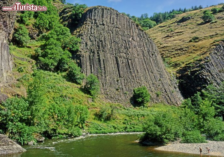 Les Gorges de la Sioule - Un luogo dalla natura selvaggia e incontaminata. Si tratta delle gole che si aprono nella valle della Sioule, nel dipartimento di Puy-de-Dôme - Allier nella Regione dell' Alvernia. I colori ed il fascino sprigionato dall'ambiente ricordano il verde delle foreste canadesi. Ma con un tocco diverso, più selvaggio. La valle precipita letteralmente ai piedi del Massiccio Centrale ed entra nelle calme acque dell'Allier dove gli appassionati possono scegliere l'attività preferita fra nuoto, pesca e canoa. Poi trekking, escursioni a piedi, in bicicletta e a cavallo. Gli interessati a storia ed arte hanno a disposizione il castello di Chouvigny, antica fortezza del XIII secolo che, arroccata sulla scogliera, domina le profonde gole e le tante chiese romaniche distribuite fra Gannat, Mazierier, Biozat. L'abbazia di Saint Léger Ébreuil in particolare, risiede laddove un tempo si ergeva una dimora benedettina. Infine, è d'obbligo un passaggio nella foresta di Colette, inserita fra le valli della Sioule e Bouble, che con i suoi 1.600 ettari di querce e faggi rappresenta una meta privilegiata per gli amanti dei funghi e della mountain bike - © Pecold / Shutterstock.com