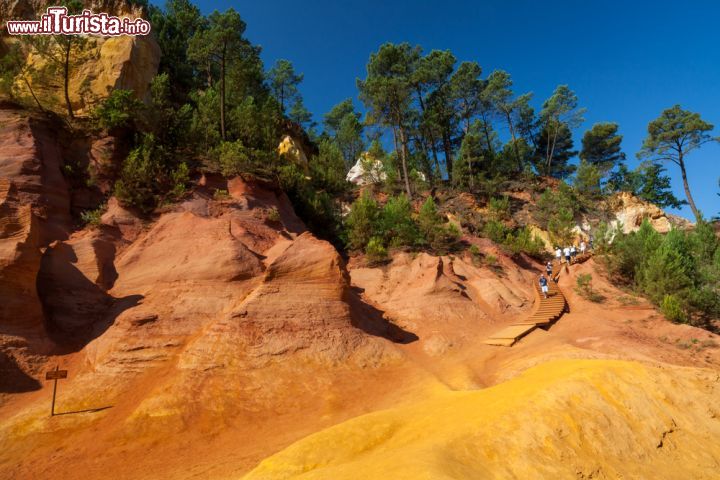 Ocres de Roussillon - I colori dell'ocra, con le loro sfumature intense, sono protagoniste dei sentieri dell'Ocra che nell'area di Luberon, uno degli angoli più suggestivi della Provenza, offrono ai turisti l'opportunità si scoprire interessanti curiosità sulla geologia, la storia e la flora del territorio. Due sono i percorsi proposti, da 30 e 60 minuti. La magia dei depositi calcarei accumulati da milioni di anni, convertiti in sabbia color ocra dalle piogge torrenziali racconta tanto del passato. L'ocra era utilizzata per fissare sulla pietra i primi racconti espressi dalle pitture rupestri poi, durante la Rivoluzione venne commercializzata per le sue proprietà di colorante naturale. Il Conservatorio di ocre e colori situato nella ex fabbrica Mathieu fondata nel 1920, è a disposizione per visite guidate finalizzate a illustrare il processo di estrazione e lavorazione dell'ocra. I sentieri sono aperti tutti i giorni dalla fine di febbraio al 31 dicembre in orari diversi in base alla stagione. Il biglietto costa 2,50 euro a persona (ridotti 2 euro). I bambini fino ai 10 anni entrano gratuitamente. Le visite al conservatorio sono libere da marzo a novembre e guidate durante l'inverno, su prenotazione. L'accesso combinato con sentiero e visita al conservatorio costa 7 euro. L'ingresso è da Place de la Poste nel comune di Roussillon. Tel. : 04 90 05 60 25, www.roussillon-provence.com - © Luboslav Tiles / Shutterstock.com