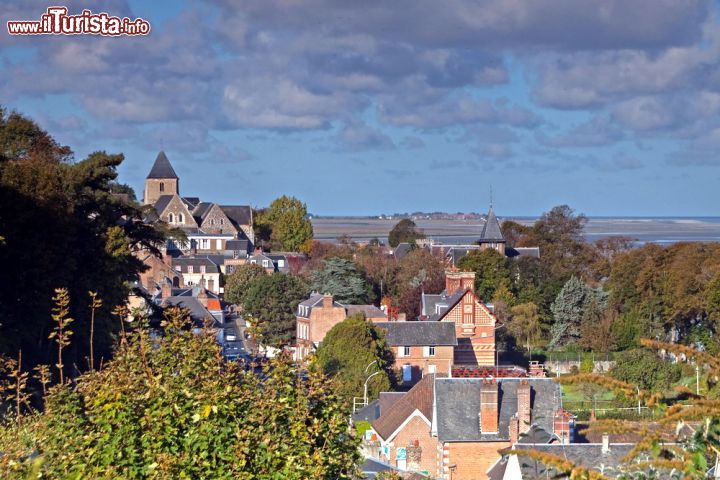 Saint Valéry sur Somme (estuaire de la Somme) - E' lì, a Saint-Valery-sur-Somme, che il canale della Somme, dall'omonimo dipartimento situato nella regione della Piccardia, sfocia nella Manica. Il bordo dai caratteri medievali conserva un autentico quartiere di marinai. Le sue strade sono state percorse da personaggi storici come Guglielmo il Conquistatore e Giovanna d'Arco, quando, prigioniera degli inglesi, le attraversò nel 1430. Le origini di Saint-Valery si perdono nella notte dei tempi. La sua posizione è stata da sempre sfruttata per la vicinanza dei canali. Sicuramente nel borgo sono passati i galli, e poi i romani ed infine i franchi. Nel 611 il monaco Gualaric, nome modificato nel tempo in Valery, originario dell'Irlanda e discepolo di San Colombano, scelse di fermarsi sul promontorio di Leuconaus dove venne costruito il primo monastero trasformato poi in abazia nel 627. Il corpo del santo è sepolto lì. Nei secoli a venire, i saccheggi dei vichinghi portarono l'abbazia in uno stato di abbandono poi recuperato grazie all'attenzione riservata da Guglielmo il Conquistatore che da Saint Valery parti alla conquista dell'Inghilterra ed in seguito da Riccardo Cuor di Leone. Chi si ferma a Saint Valery non può fare a meno di assaggiare la carne di agnello, i gamberetti ed altre specialità gastronomiche offerte dai ristoranti e dai tanti chioschi - © MAC1 / Shutterstock.com