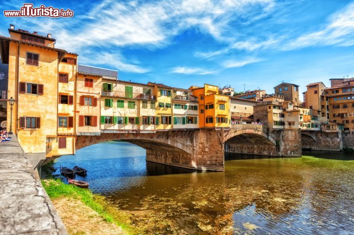 Immagine I colori più tipici di Firenze si colgono dal Lungarno e con le inquadrature che incorniciano il ponte Vecchio- © Boris Stroujko / Shutterstock.com