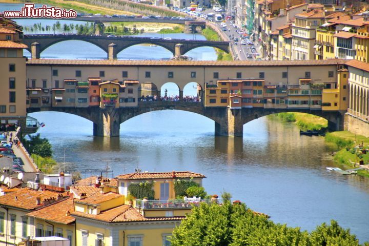 Immagine Le tre arcate ribassate di Ponte Vecchio: il design ideato durante il medioevo si è rivelato vincente, permettendo al ponte di resistere, dal 1333 fino ad oggi, alle terribili piene del Fiume Arno a Firenze - © Ludovic Mellot / Shutterstock.com