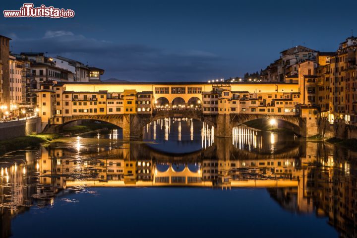 Immagine Fotografia notturna sull'Arno: PonteVecchio uno dei simboli di Firenze - © funkyfrogstock / Shutterstock.com