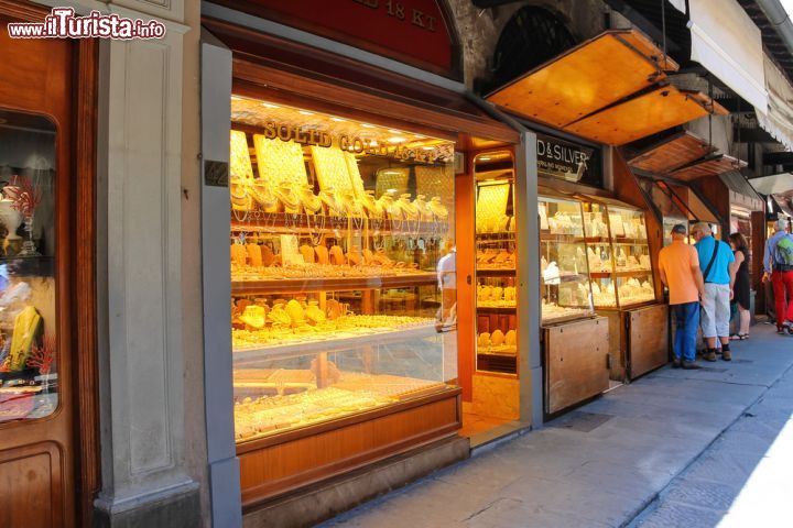 Immagine I negozi di orefici ed artigiani sul Ponte Vecchio di Firenze. Fu Ferdinando I, nel 1593 a sfrattare macellai e pescivendoli, che creavano odori forti e confusione, sostituendoli con le botteghe che ora caratterizzano lo shopping di lusso della città - © Nick_Nick / Shutterstock.com