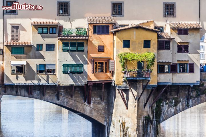 Immagine Le botteghe di Ponte Vecchio: inizialmente ospitavano macellai e pescivendoli, poi per motivi igienici alla fine del '500 qui furono introdotti i negozi di artigiani ed orafi - © Markus Gann / Shutterstock.com